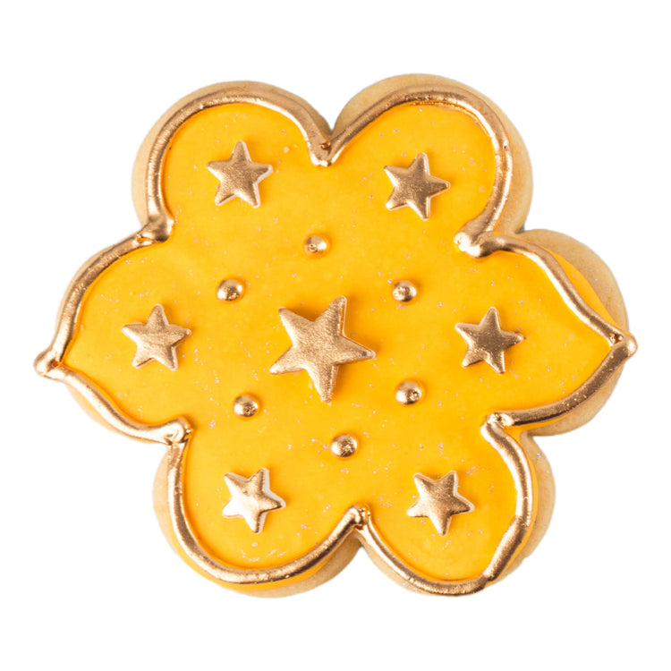 Flower-shaped Ramadan butter cookie with gold star icing.